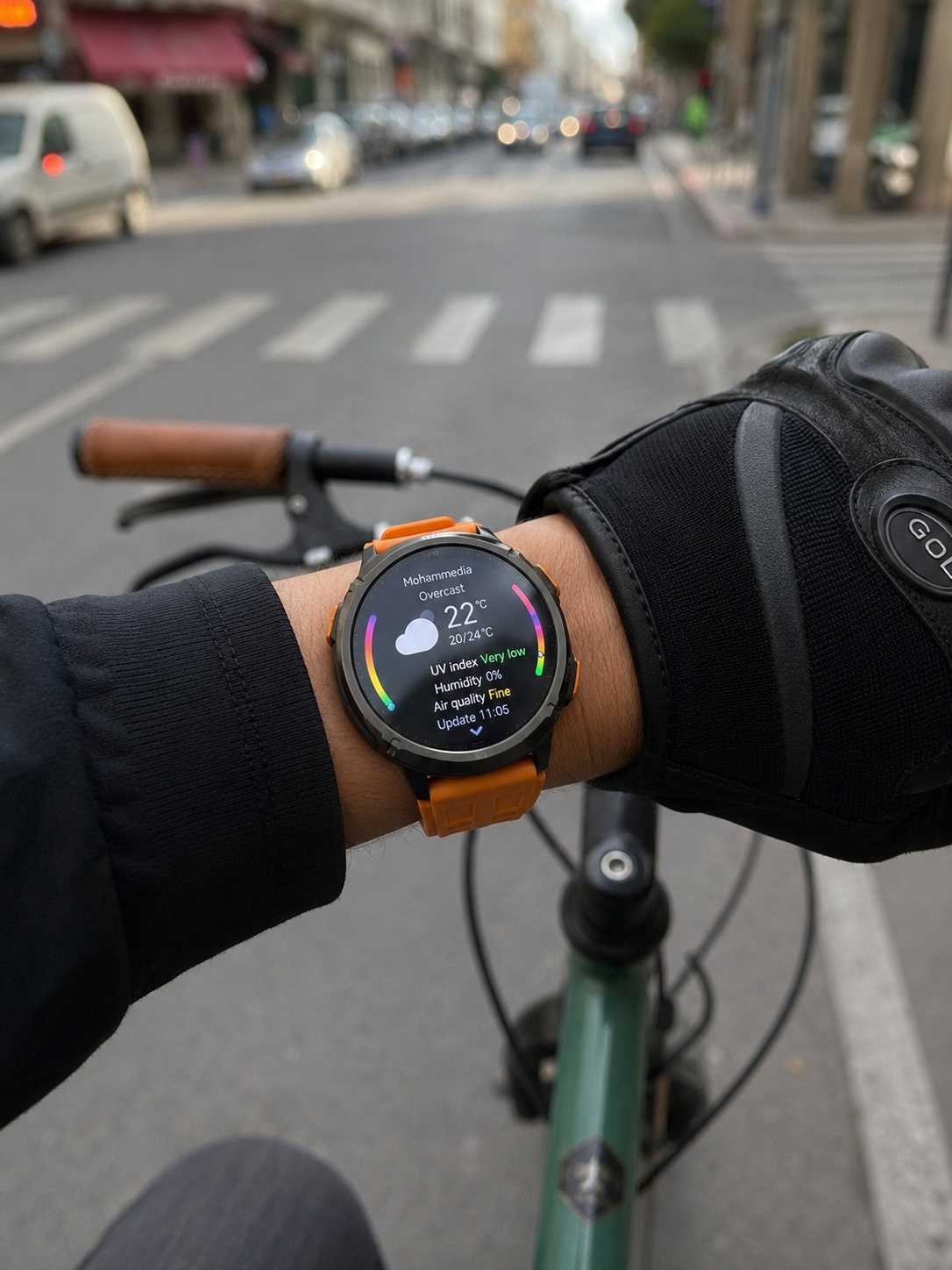 Consultation de la météo lors d'un trajet à vélo en ville