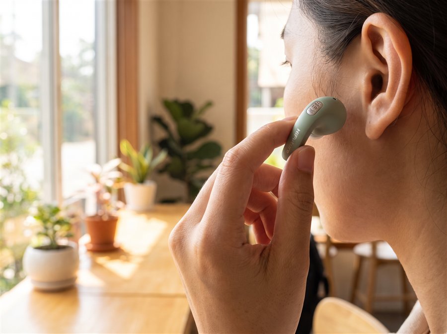 Écouteur FlyBuds 4 AI porté à l'oreille