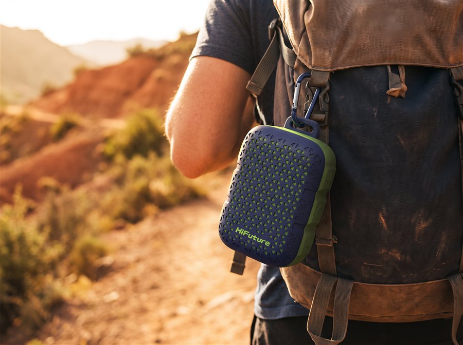 Pocket S accrochée à un sac à dos en randonnée